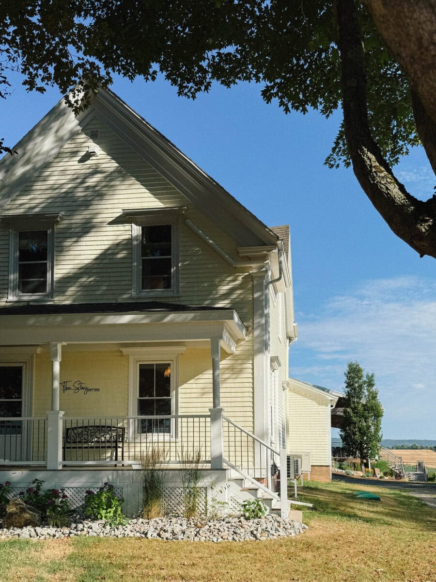 planters ridge maison d'hôte jaune dans un vignoble sous les arbres