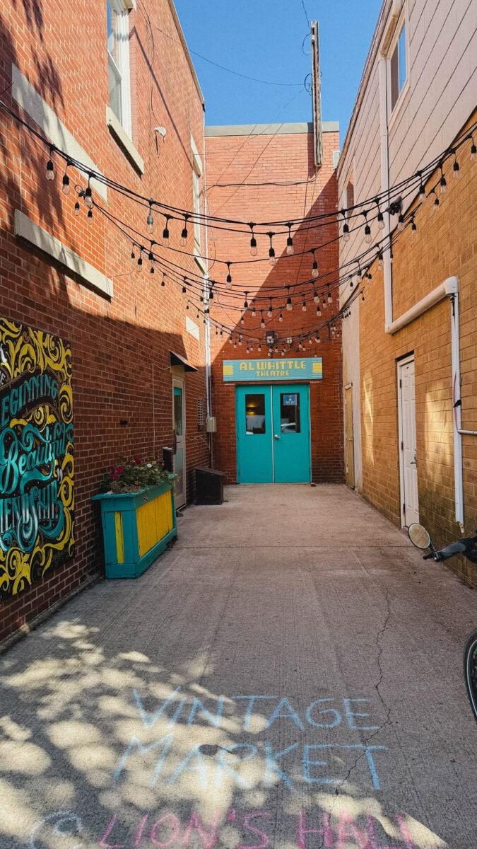 ruelle joliement décorée à Wolfville Nouvelle-Écosse, craie sur le rue qui dit 