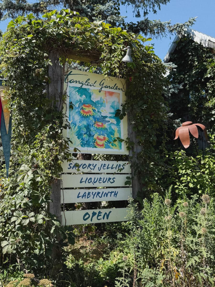 tangled gardens affiche extérieure sous les fleurs