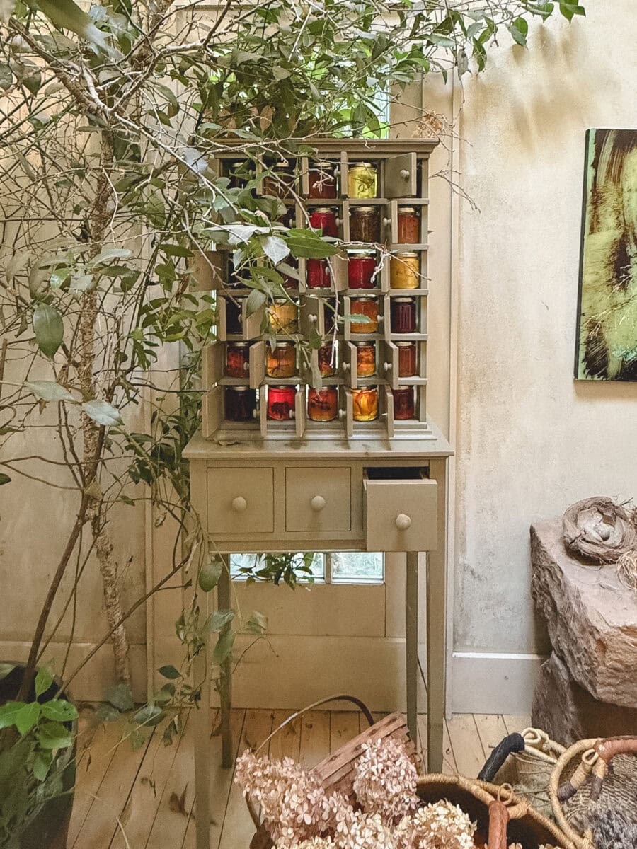 jolie confitures et gelées dans la boutique de tangled gardens