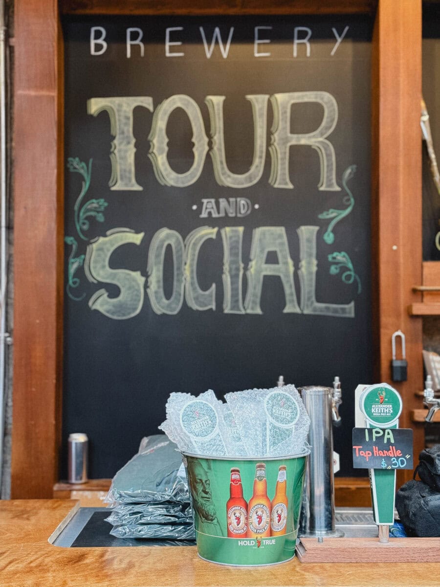 Alexander Keith brewery tableau noir écrit: Tour and Social derrière le bar