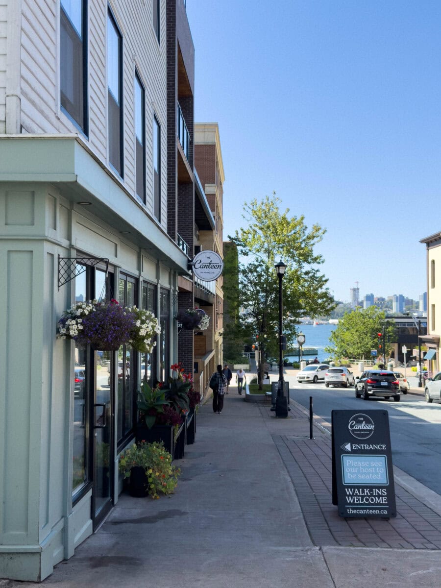 Facade de Canteen Dartmouth, vue sur le port