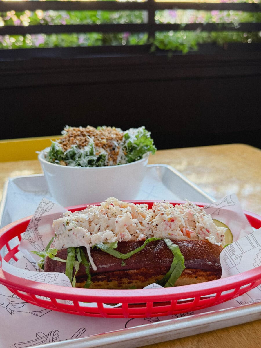 Crab roll dans un panier rouge et salade 