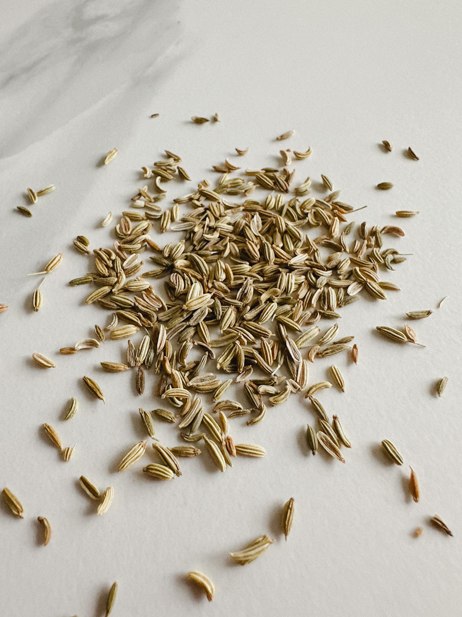 graines de fenouil sur le comptoir