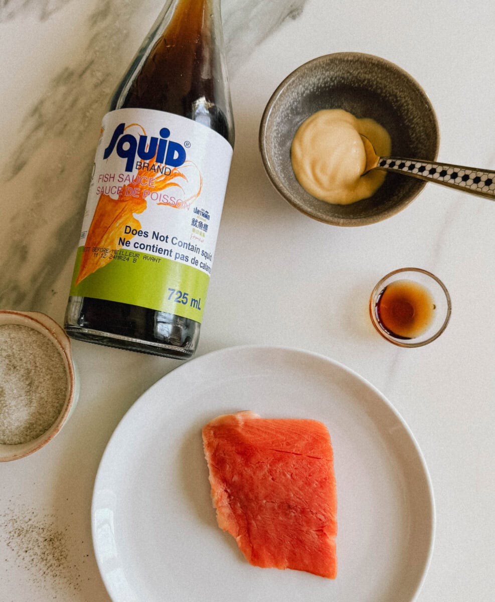 ingrédients sur comptoir: saumon, sauce de poisson, mayonnaise et sirop d'érable