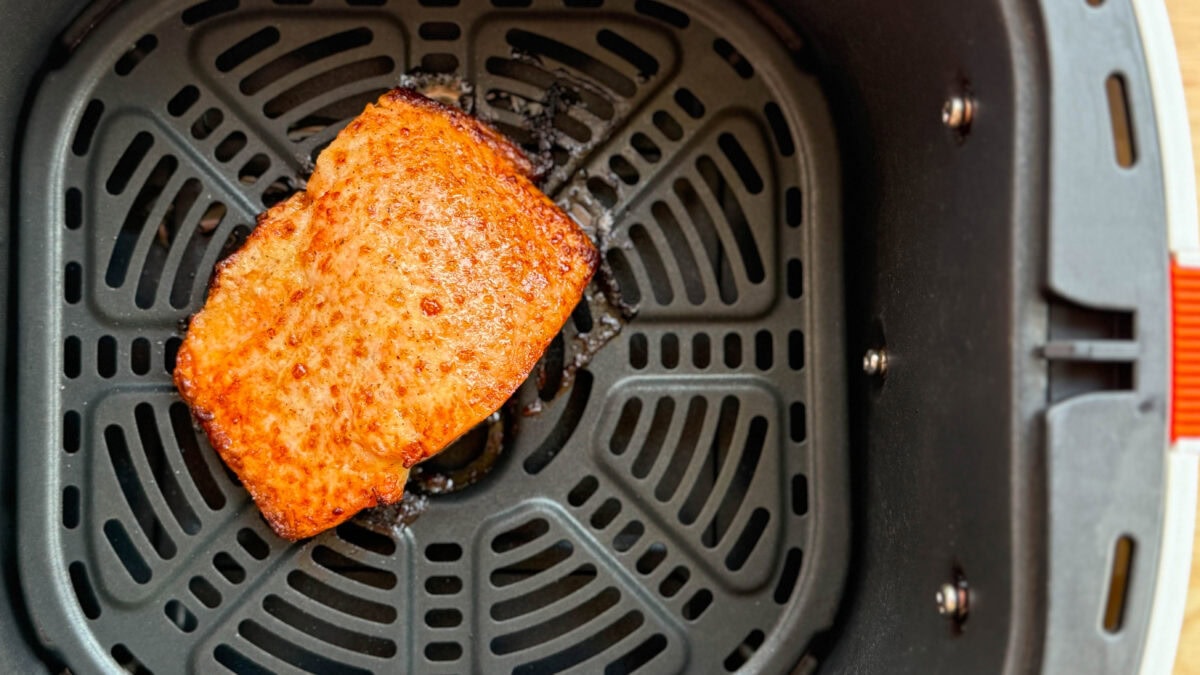 pavé de saumon sous une croûte dorée dans le panier du air fryer