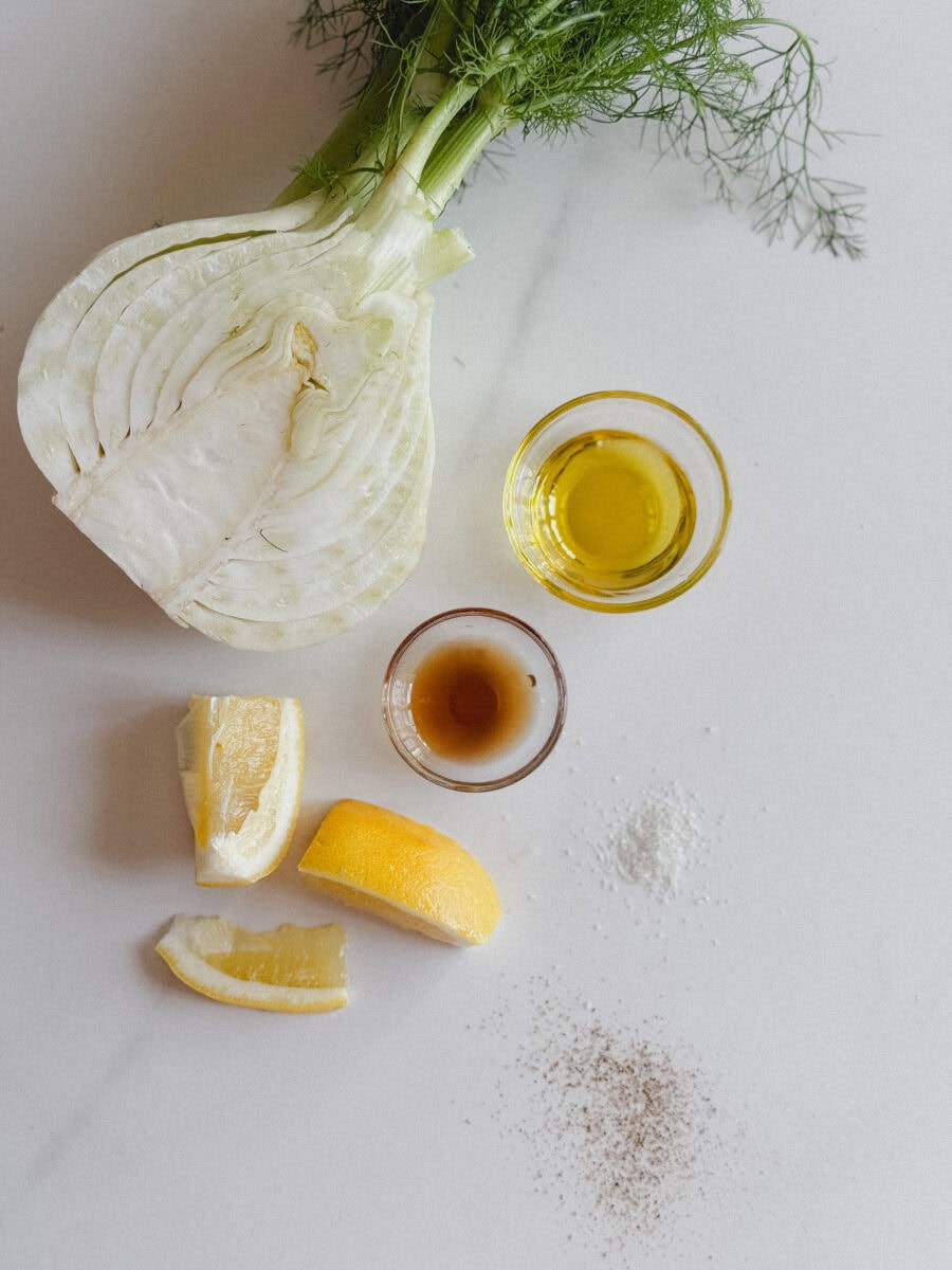ingrédients pour salade de fenouil: bulbe de fenouil, citron, huile, sirop d'érable, sel et poivre