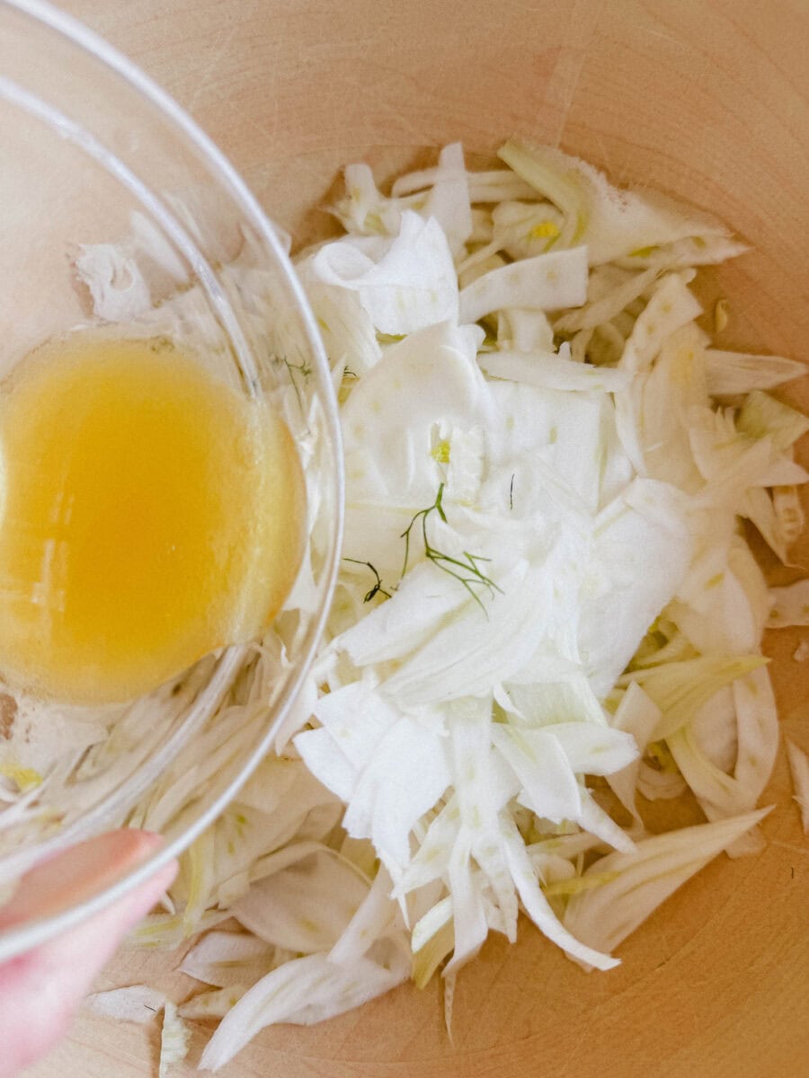 fenouil ciselé dans un bol et vinaigrette qu'on verse dessus