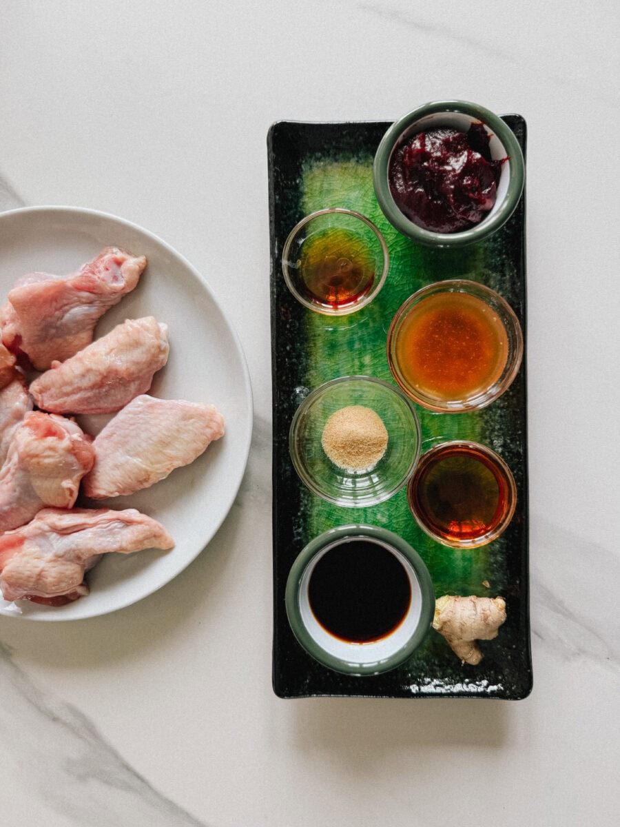 ailes de poulet crues et ingrédients pour la sauce sur comptoir
