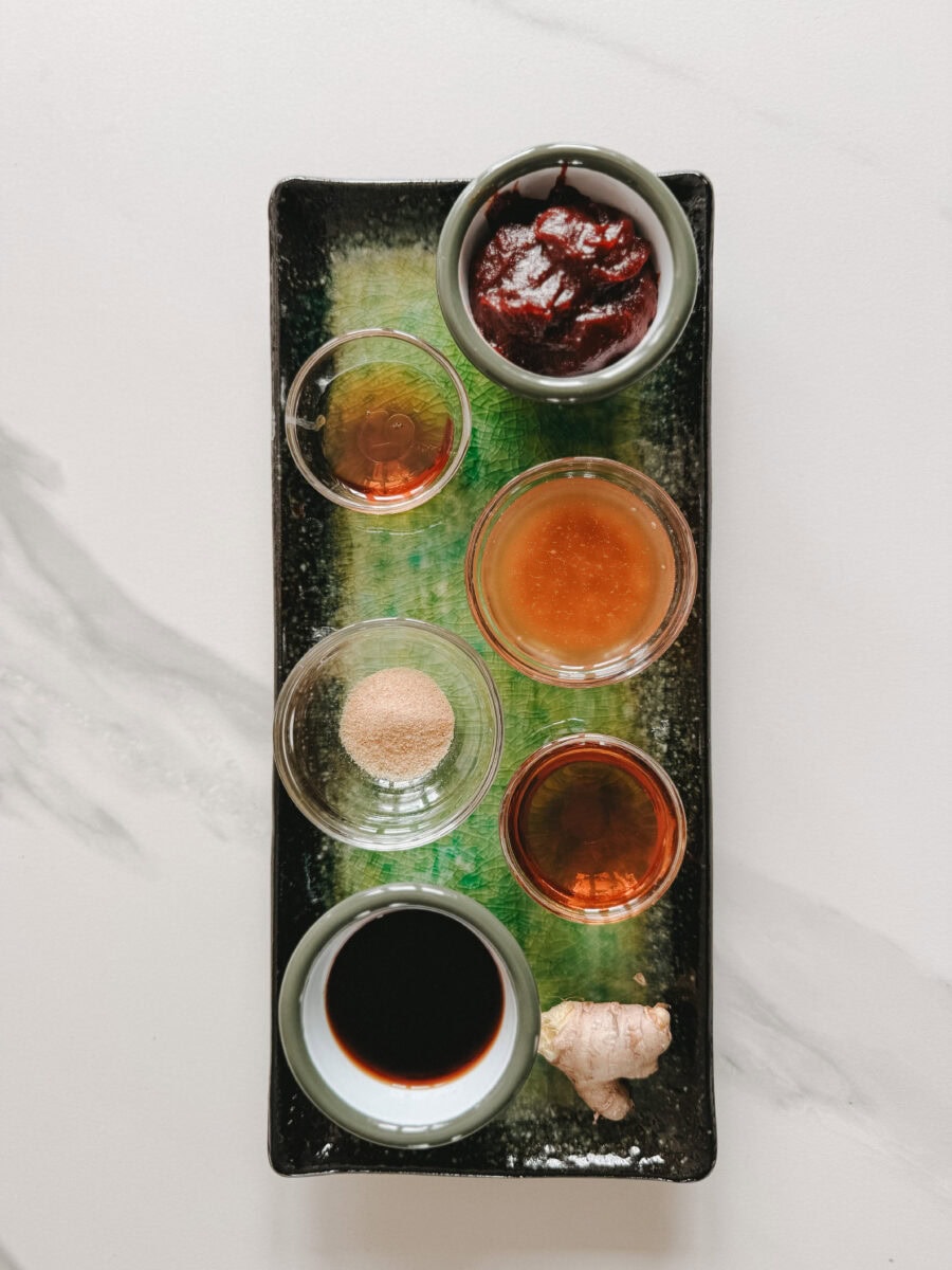 ingrédients dans une assiette rectangulaire style coréenne avec plusieurs petits pots