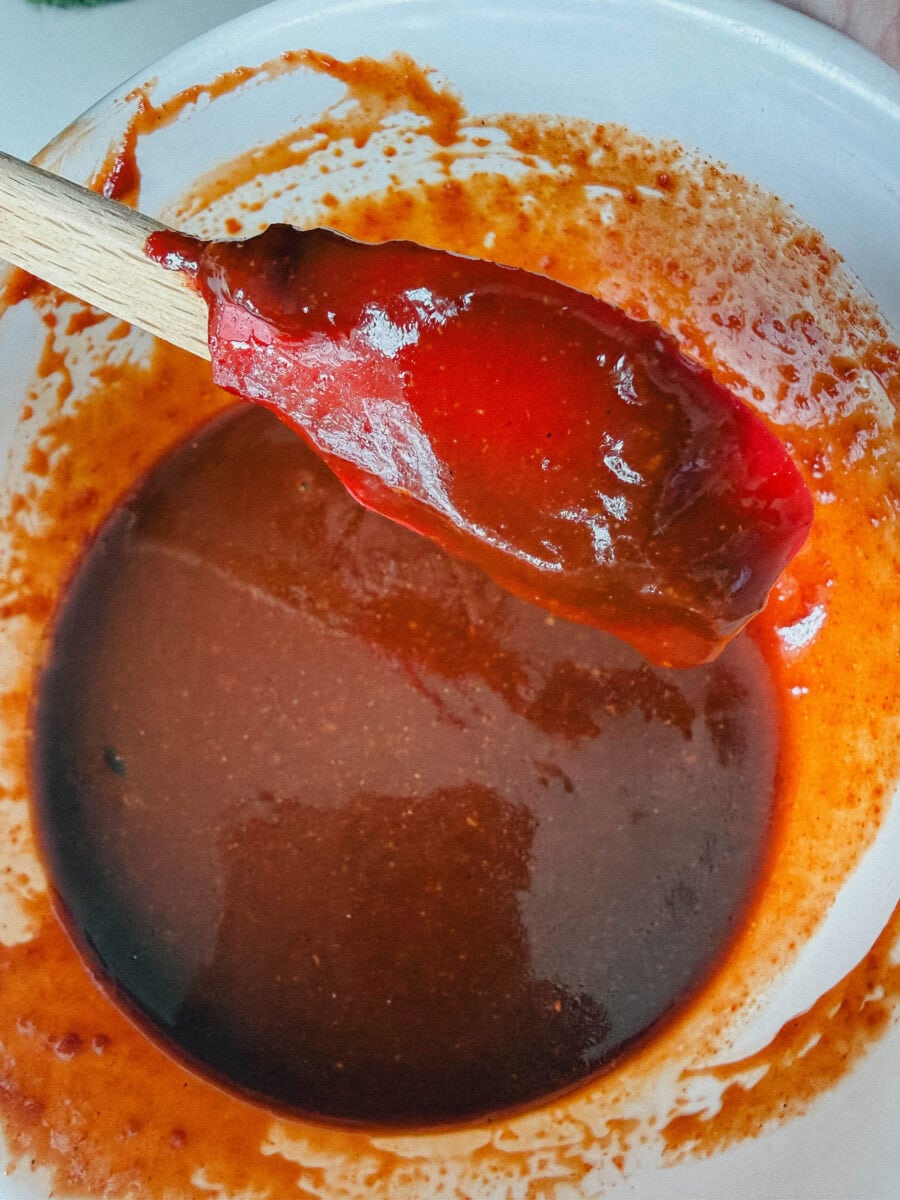 bol de sauce avec maryse en silicone rouge montrant la consistance