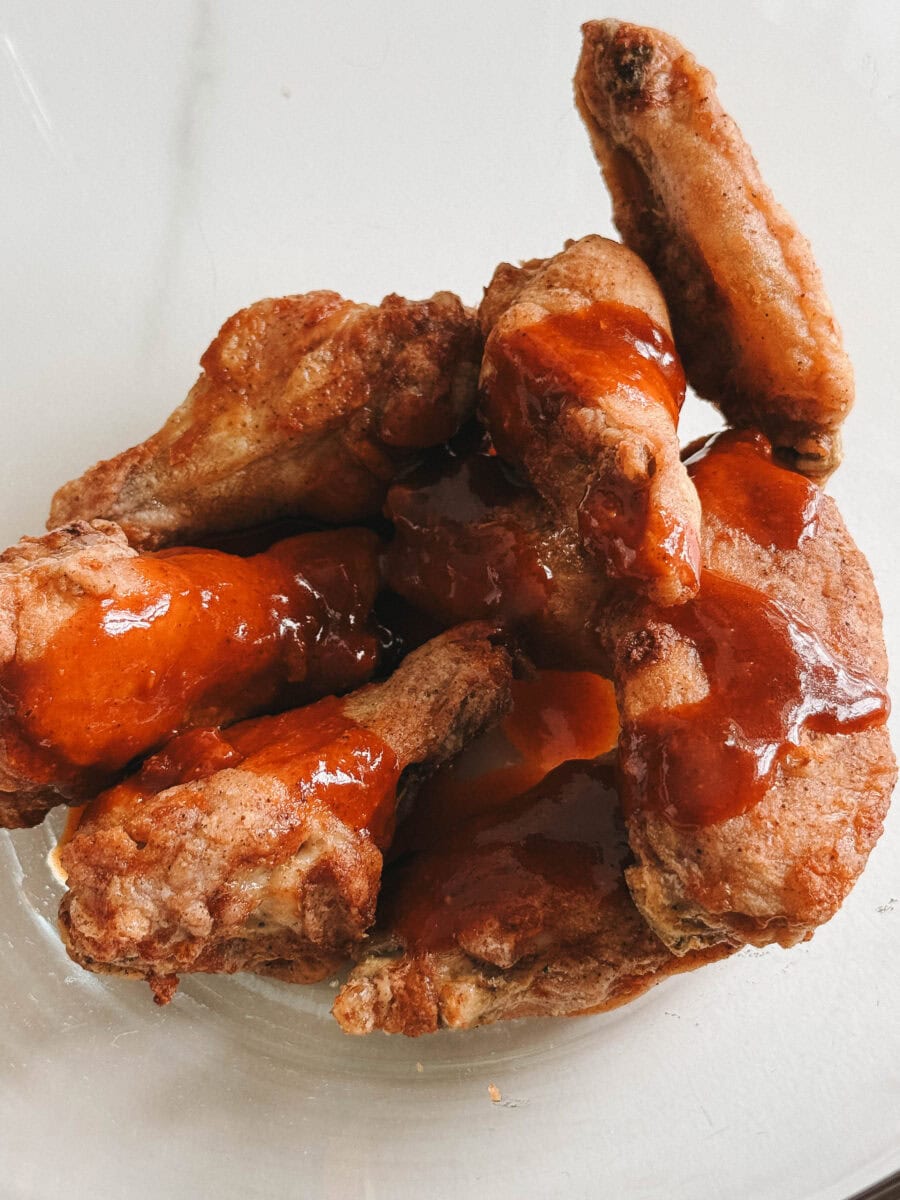 ailes de poulet croustillantes avec filets de sauce gochujang dessus