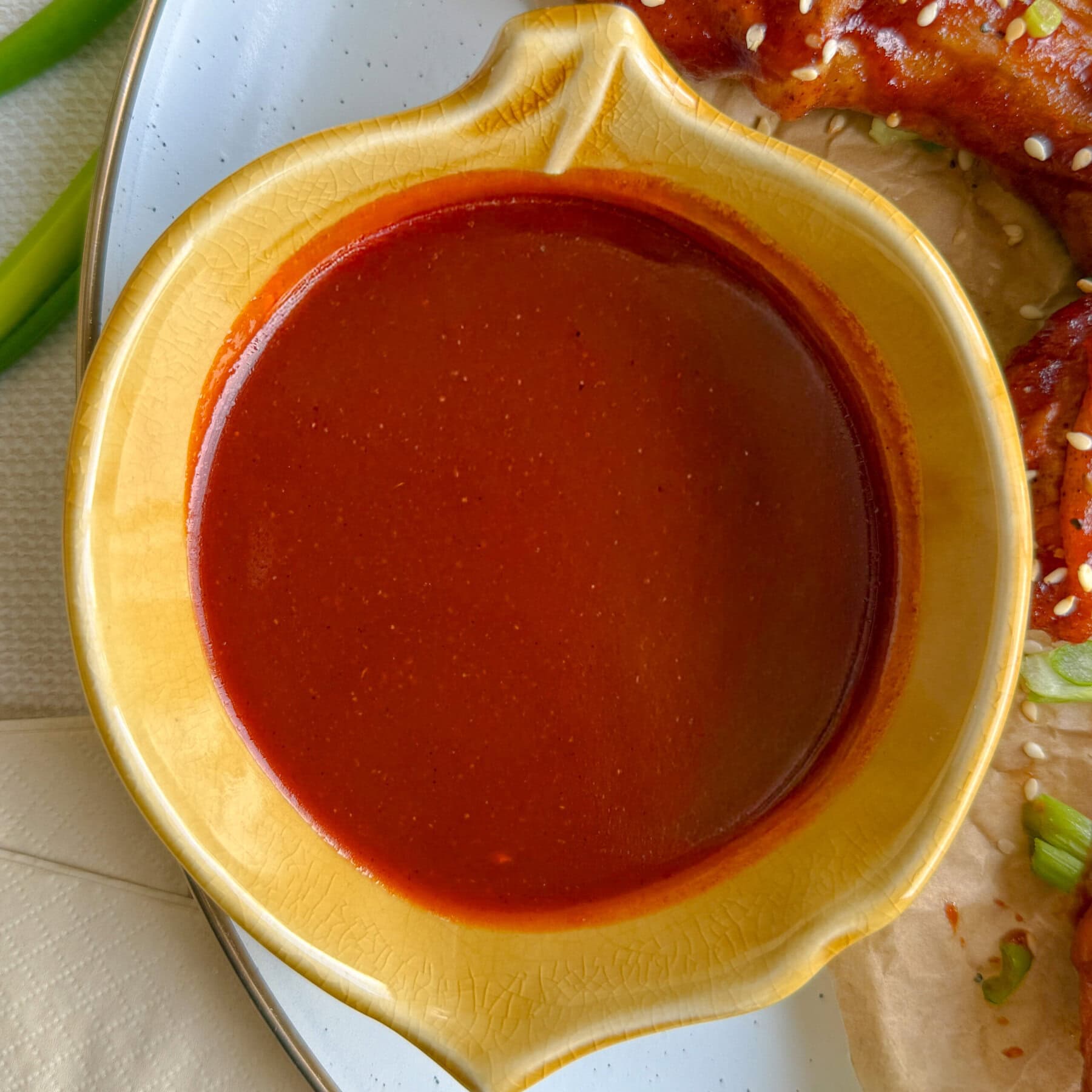 sauce gochujang dans un pot en forme de feuille, jaune moutarde