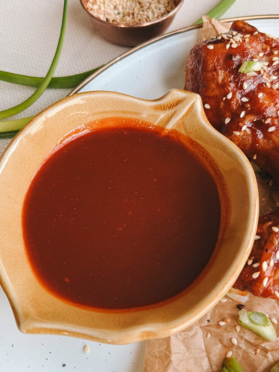 sauce gochujang dans un bol couleur moutarde style japonais
