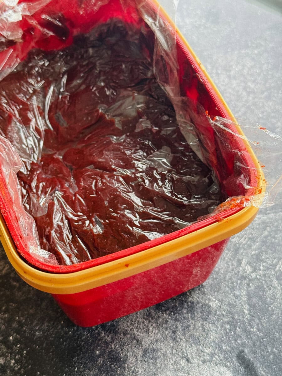 pot de gochujang avec pellicule plastique pour le conserver