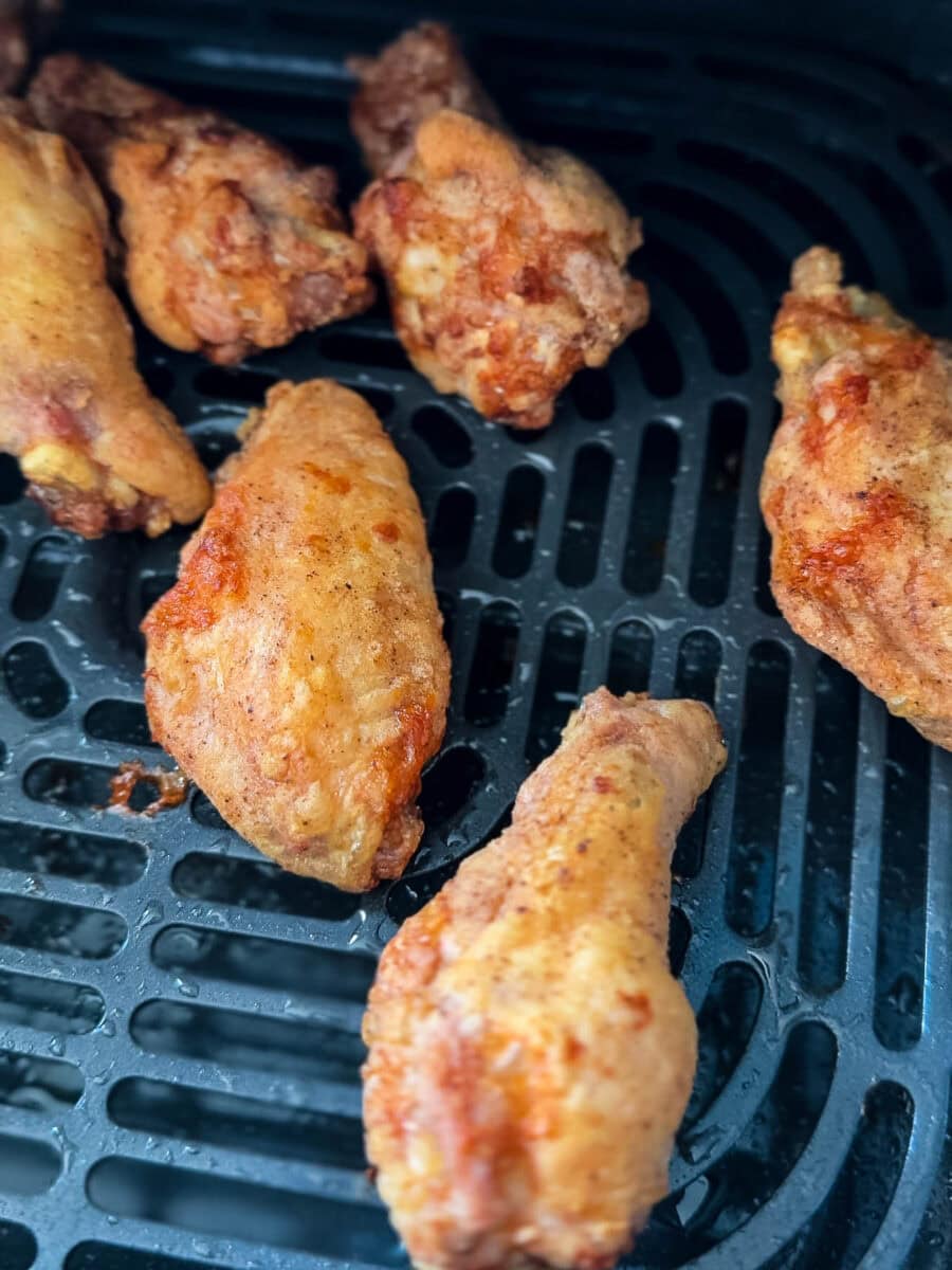 ailes de poulet croustillantes et frites dans le panier du airfryer