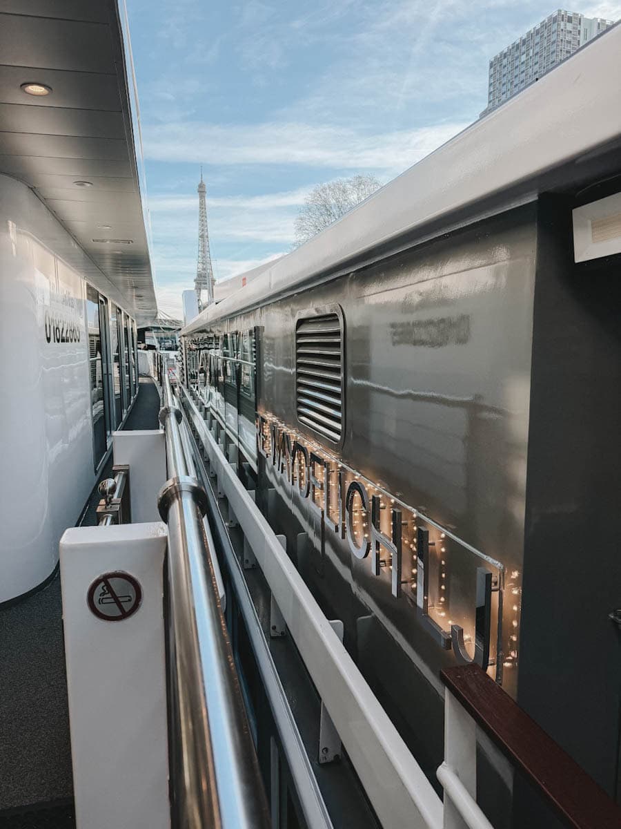 Vu etre 2 bateaux du MS Waydelich de CroisiEurope avec Tour Eiffel en arriere plan