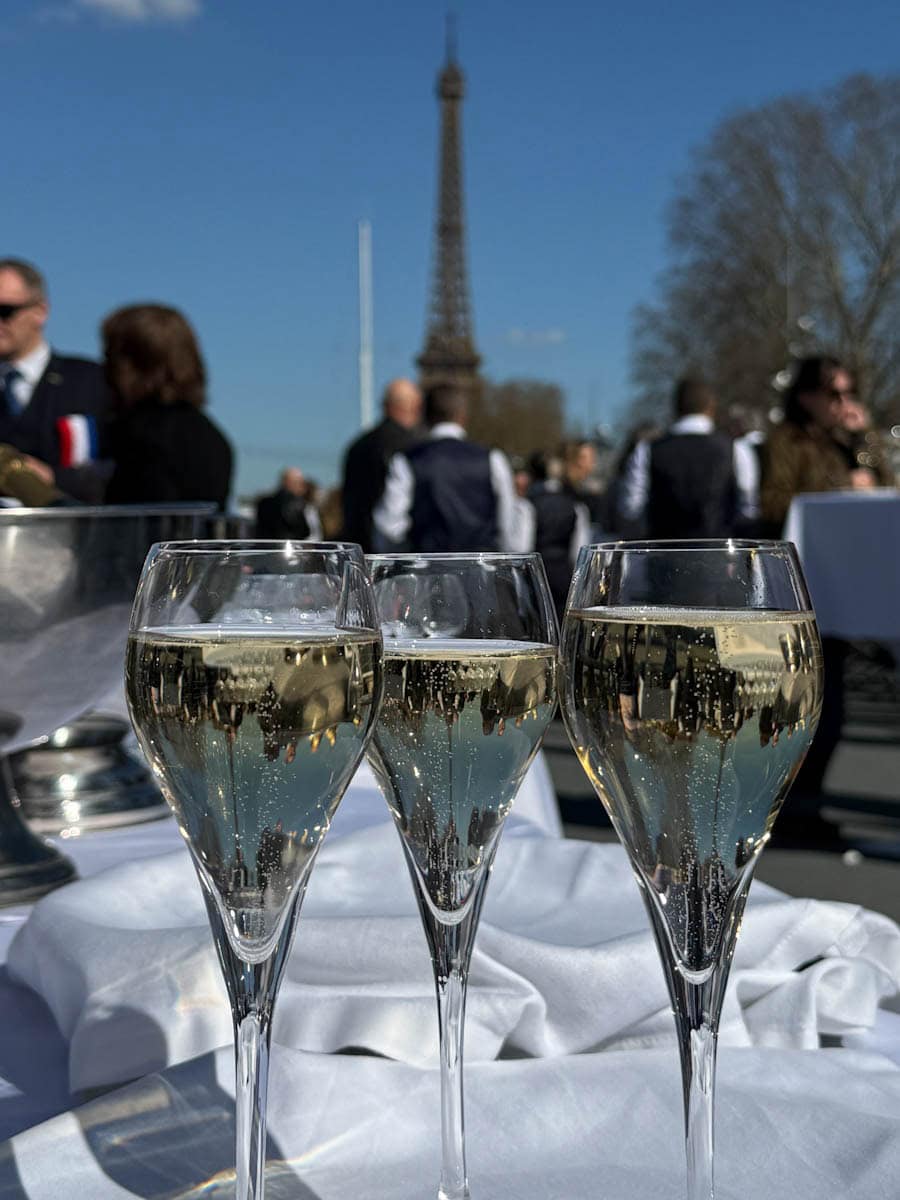champagne devant la tour Eiffel