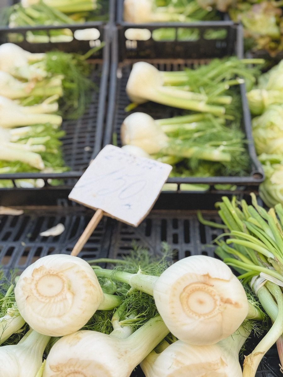 fenouil frais dans un étal de marché