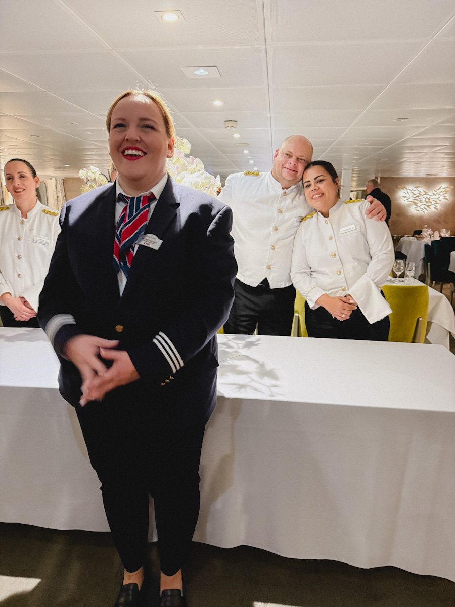 croisieurope accueil à la salle à manger par des employés souriants