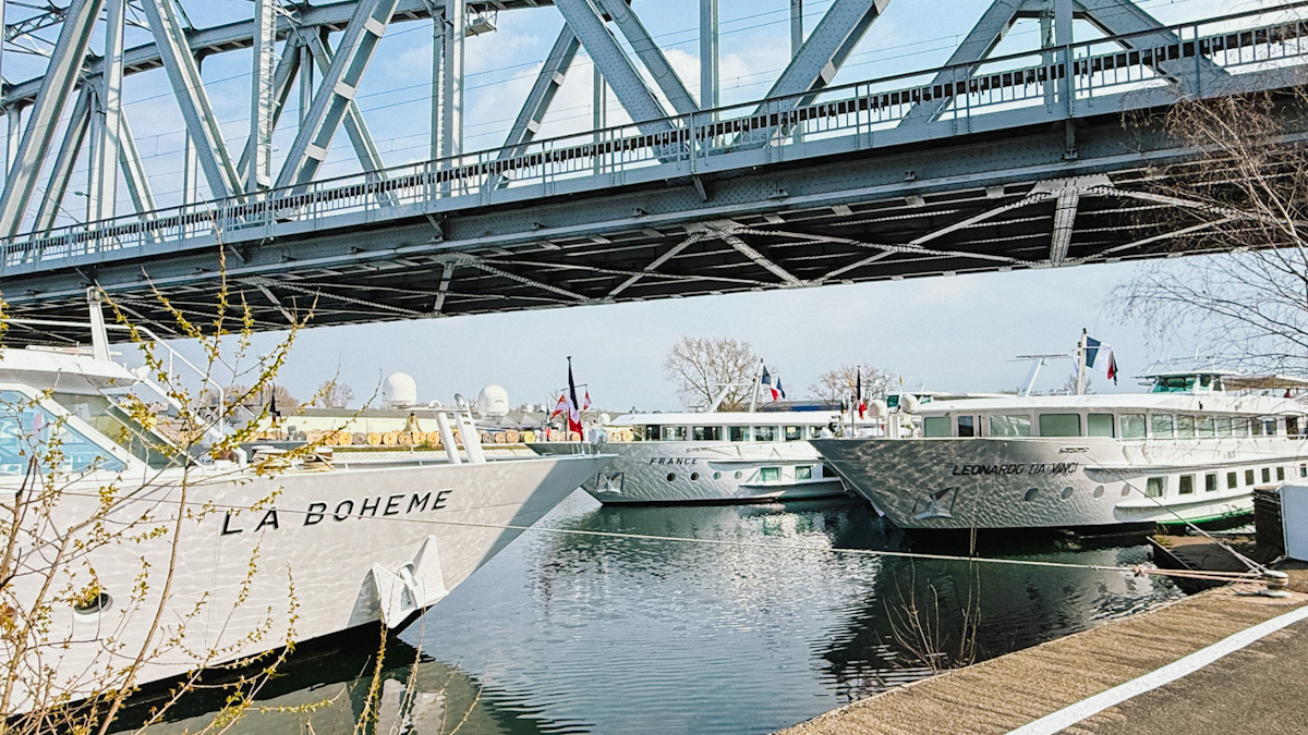 Festival de la croisière croisieurope 3 bateaux sous un pont