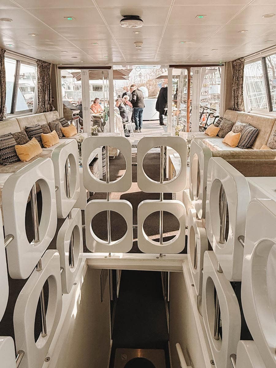 intérieur d'une péniche au décor des années 60