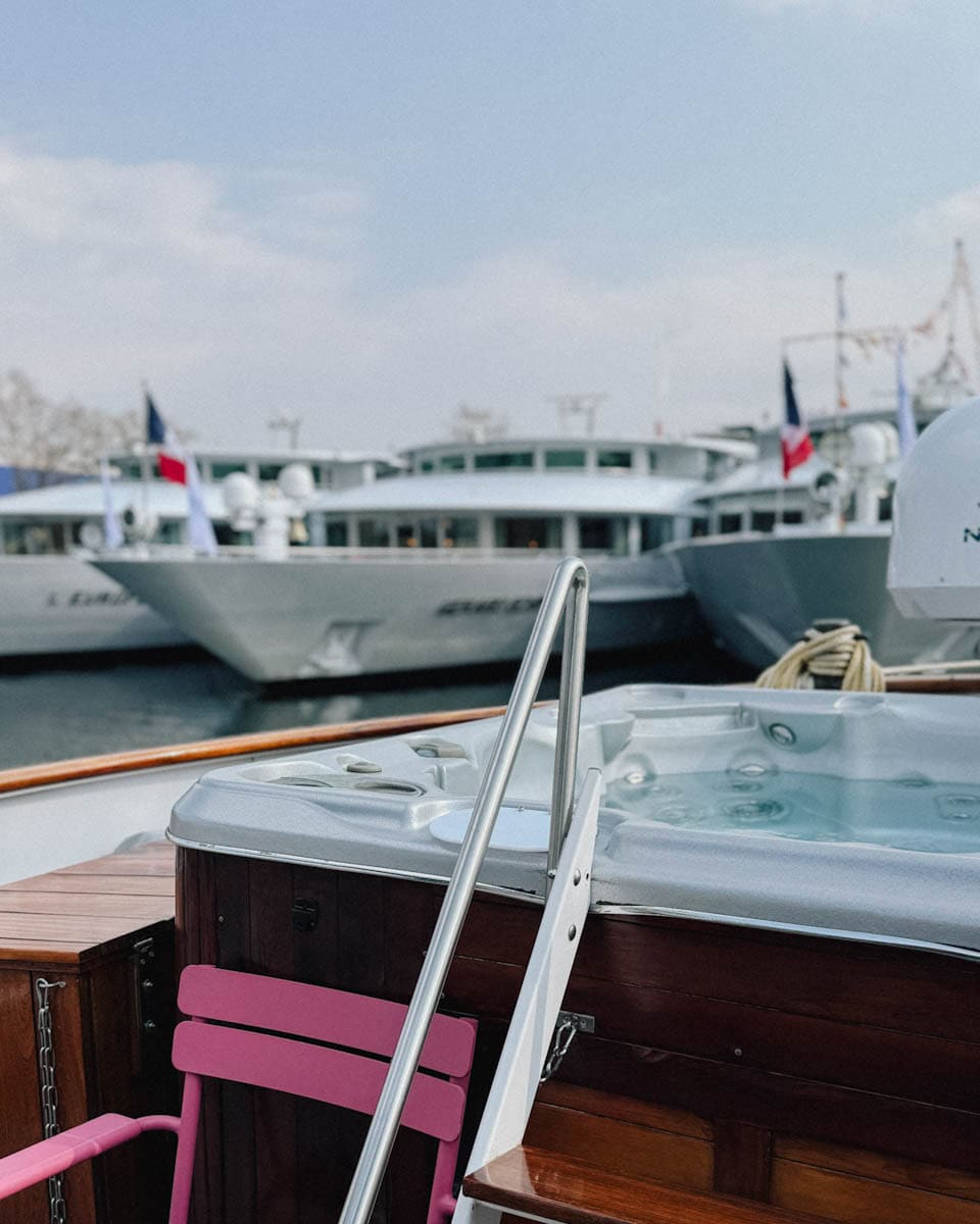 vu du jacuzzi d'une péniche avec autre bateau en arrière plan