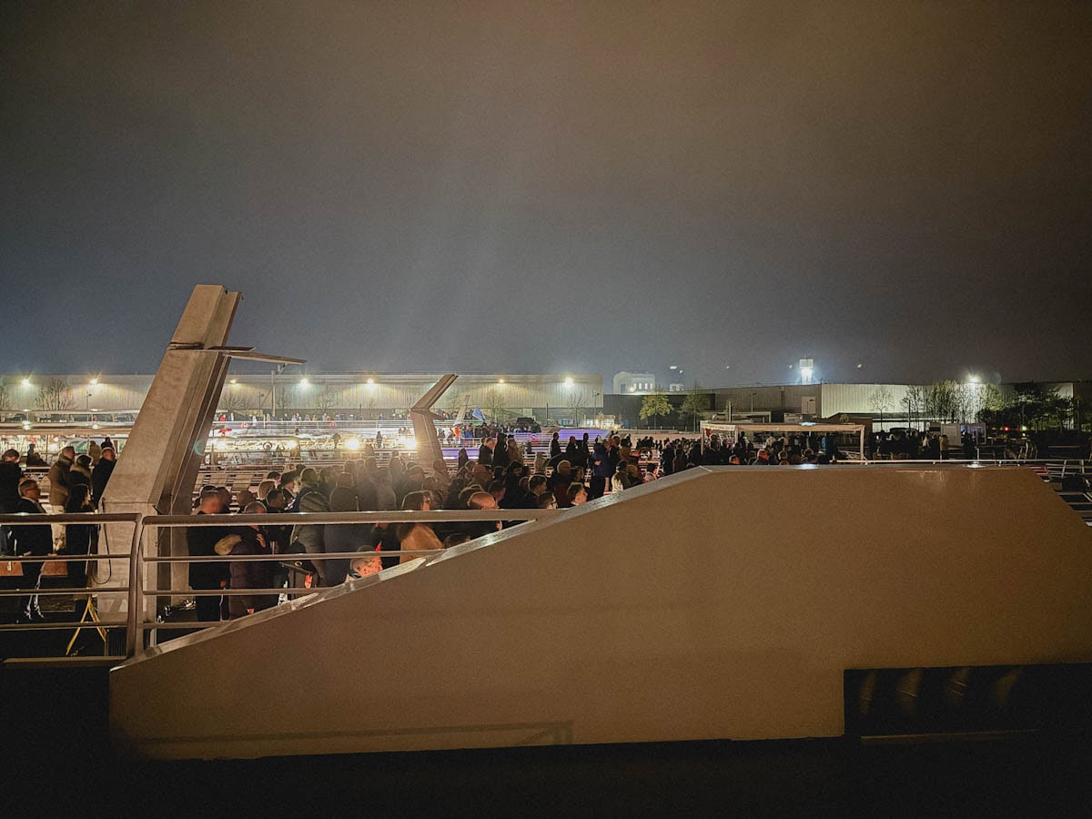 foule regardant spectacle