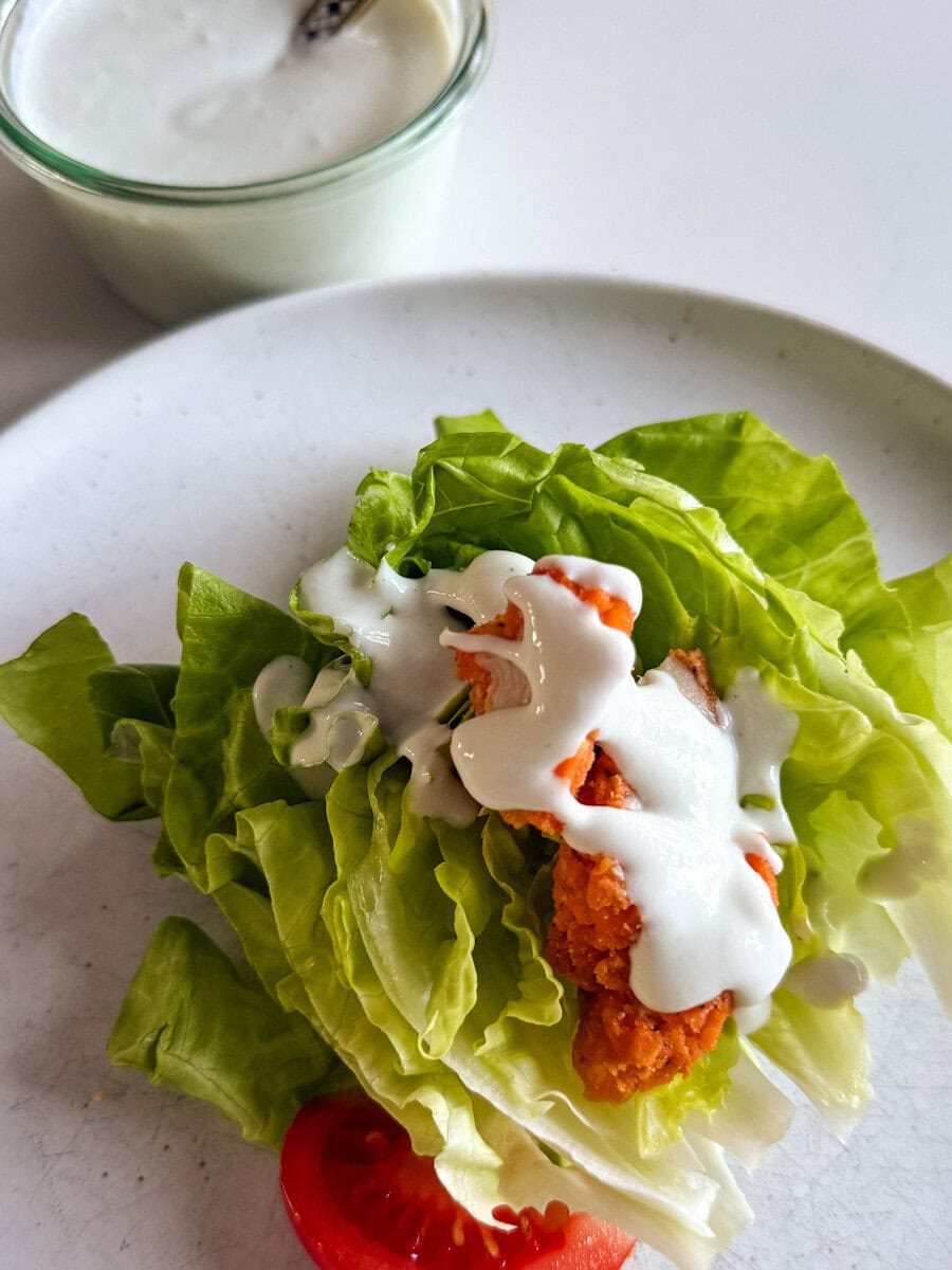 salade avec tomate et vinaigrette au fromage bleu dans une assiette blanche