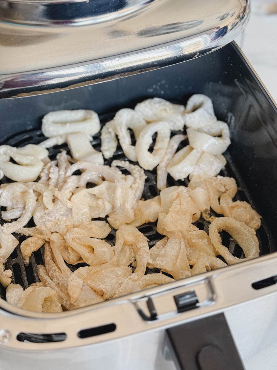 rondelles et tentacules de calmars enrobés de farine mais non cuits dans panier du airfryer