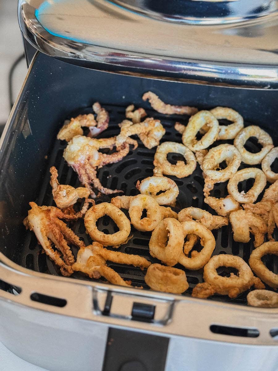 rondelles et tentacules de calmars frits dans le panier du air fryer