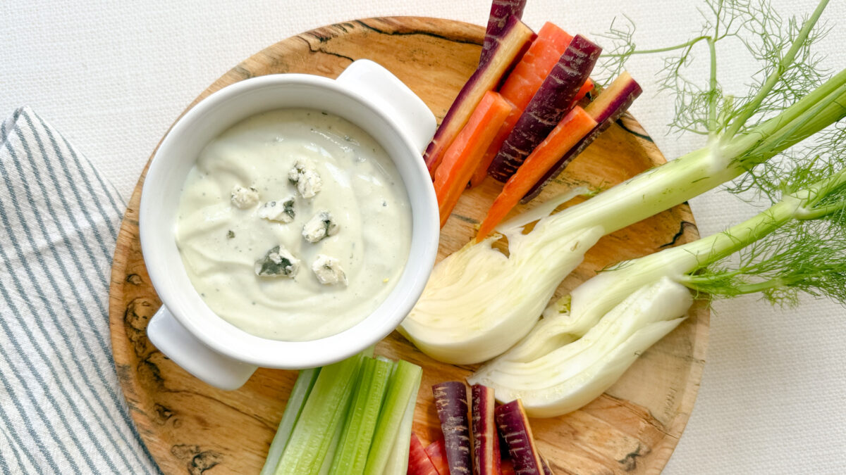 sauce fromage bleu et crudités dans une assiette en bois