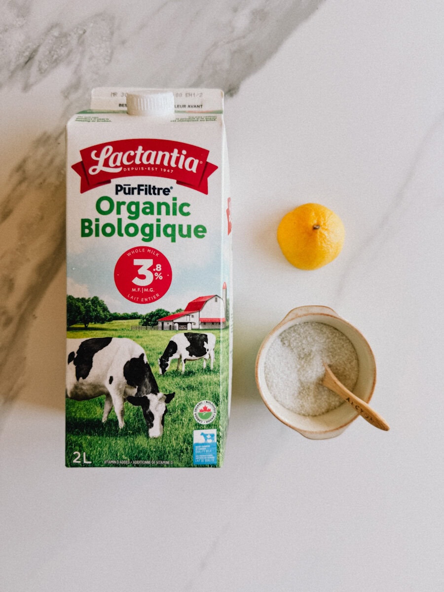 ingrédients pour fromage cottage: lait, citron, sel