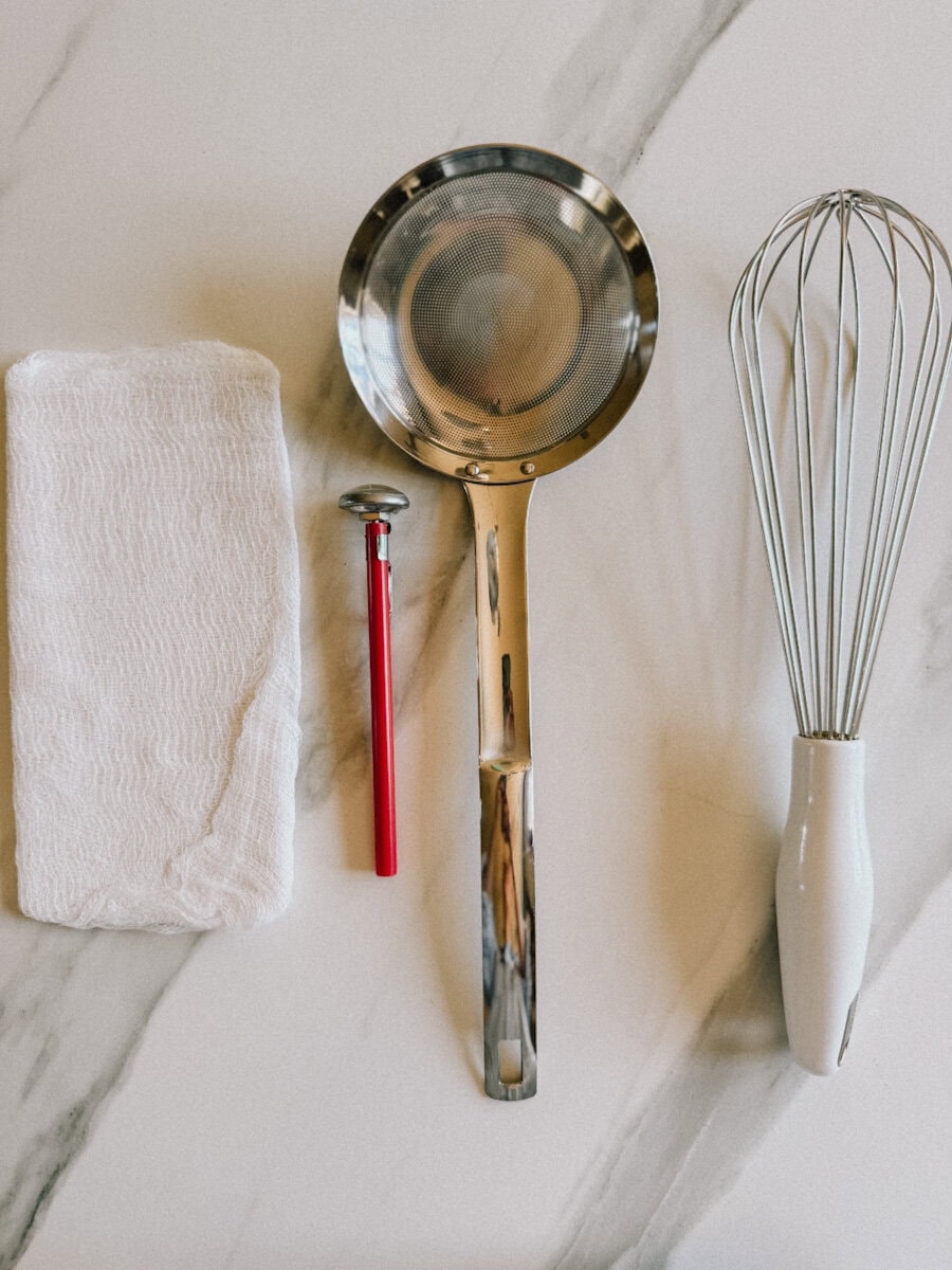 outils pour faire fromage maison: fouet, passoire, coton fromage et thermomètre