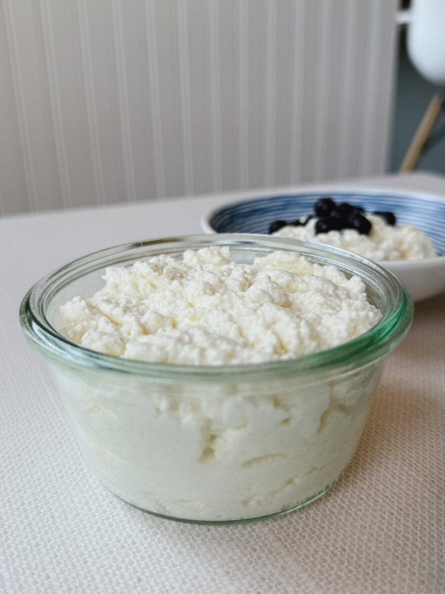 fromage cottage maison dans petit pot de verre