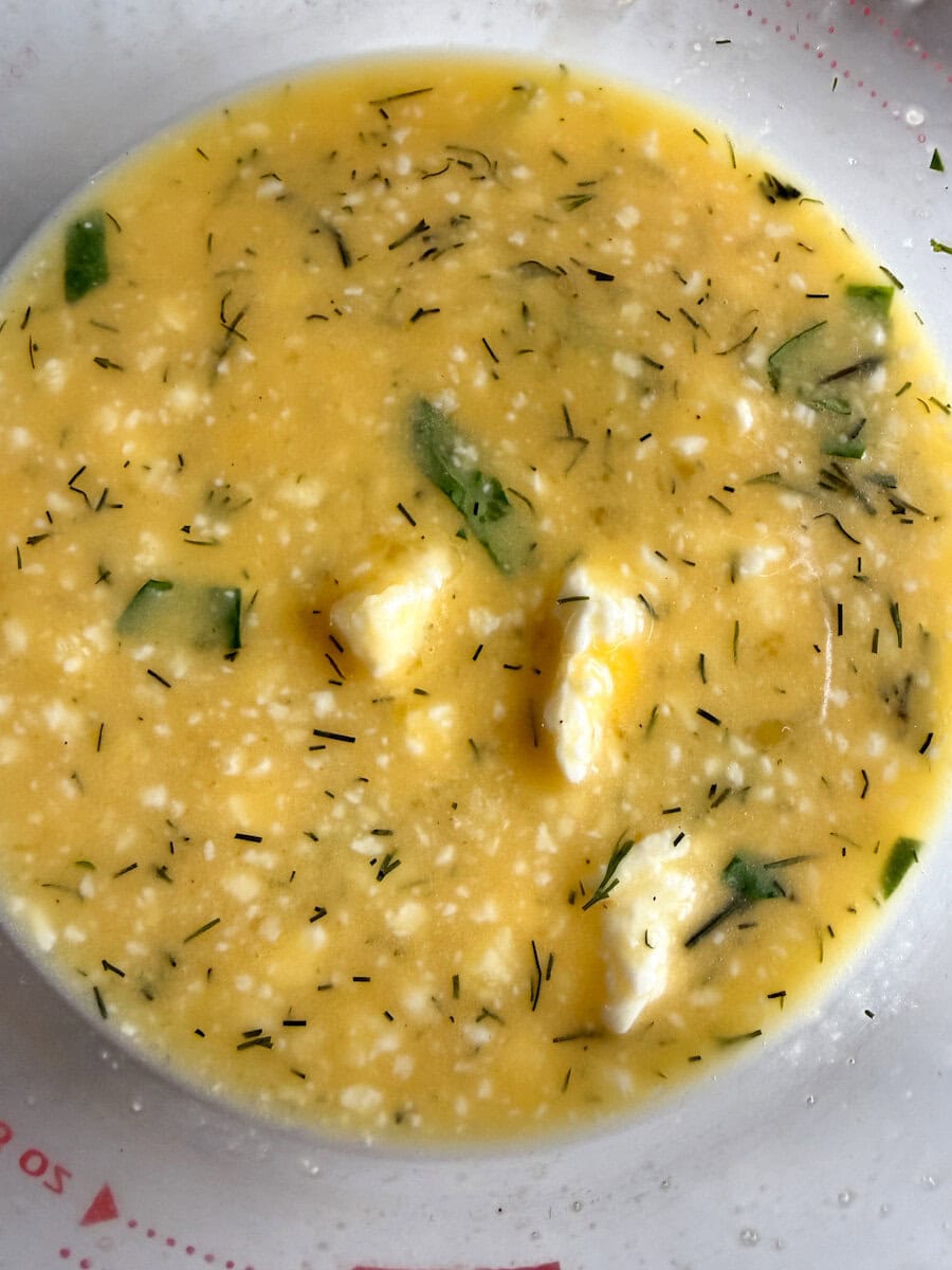 mélange d'oeuf et fromage pour bouchées aux oeufs dans un bol en verre