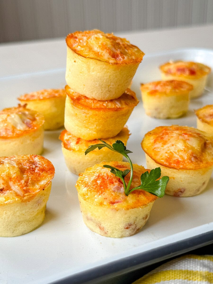 bouchées aux oeufs emplilées dans un plateau blanc