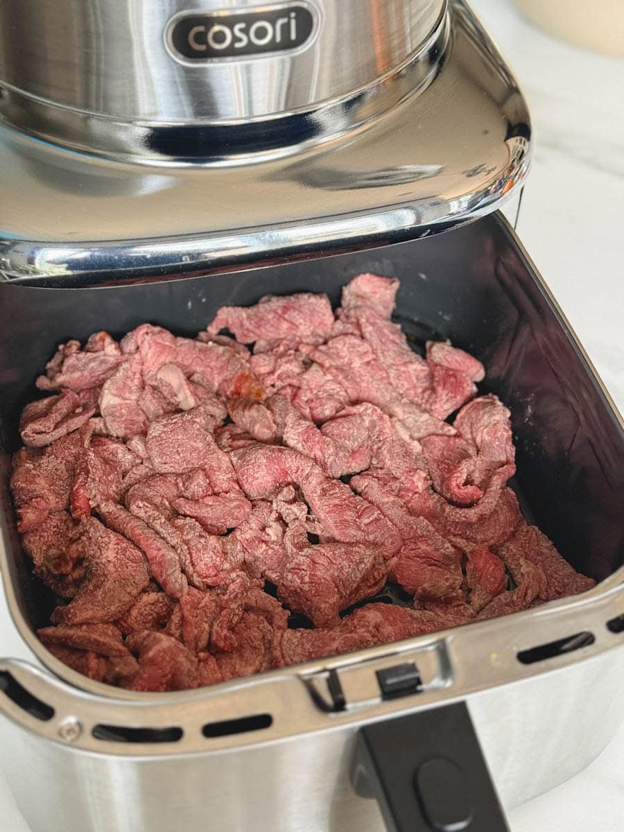 lanières de boeuf enrobées de fécule crues sur grille du air fryer