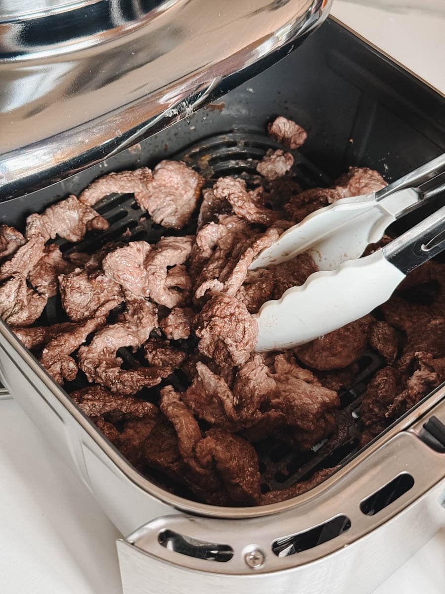 pince qui bouge les lanières de boeuf sur grille du air fryer