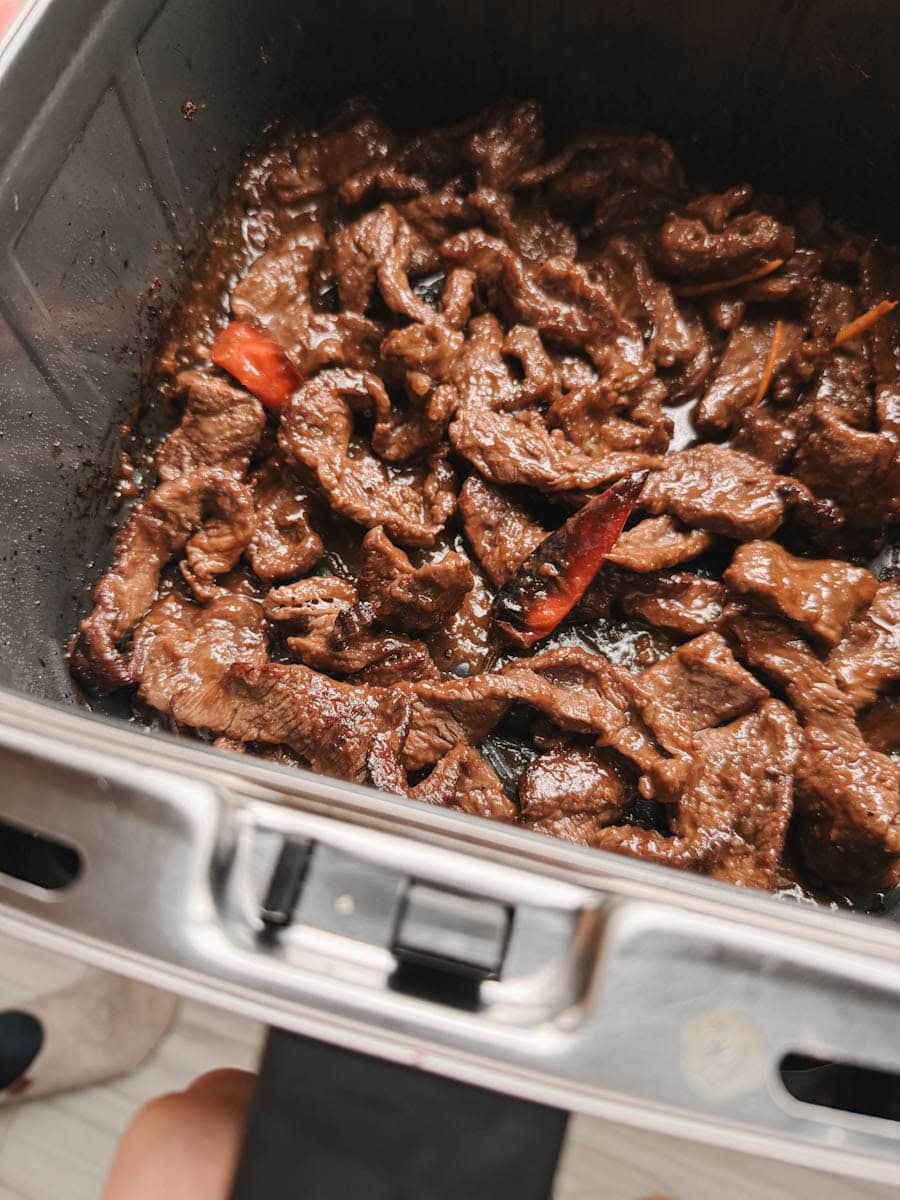 boeuf à l'orange dans sa sauce dans un panier de air fryer