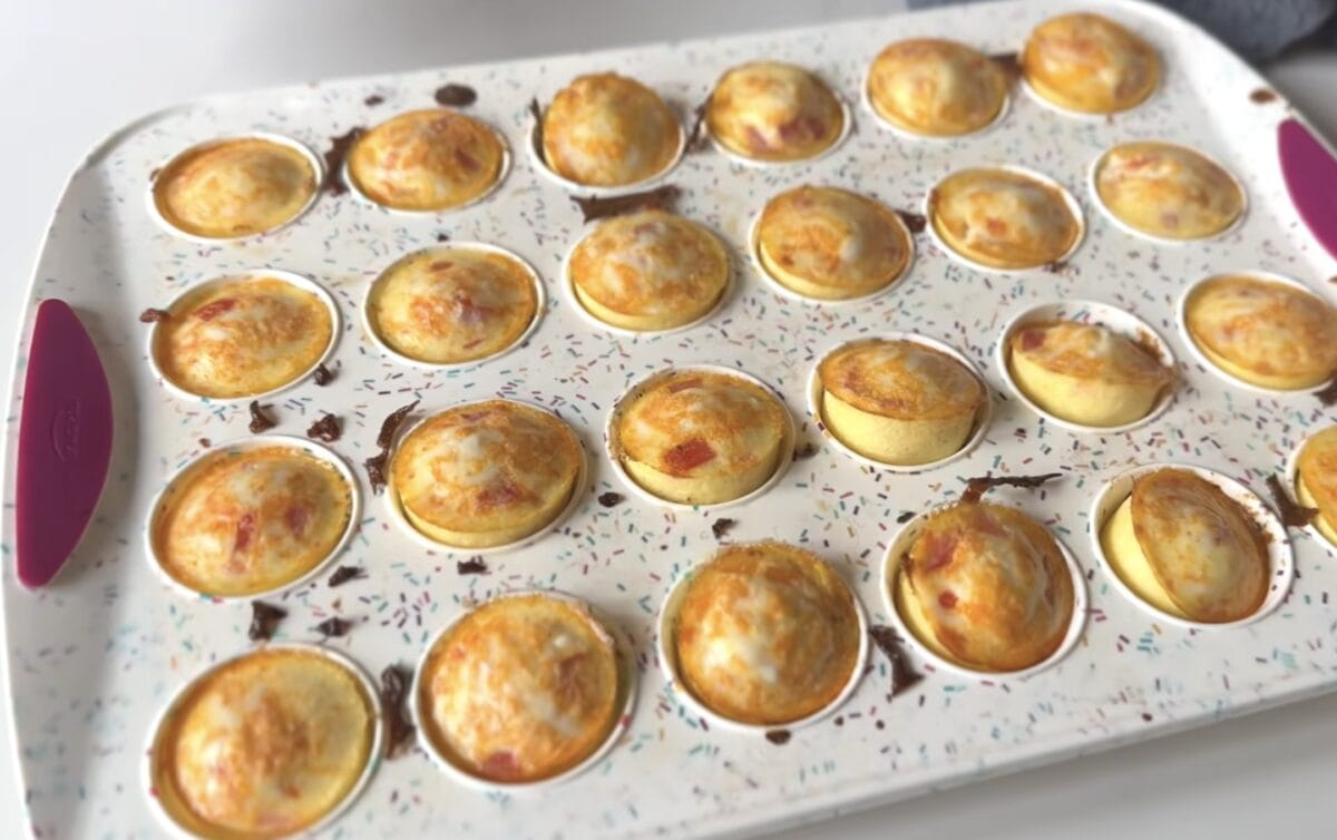 bouchées aux oeufs dans un moule à mini muffin en silicone pour le four