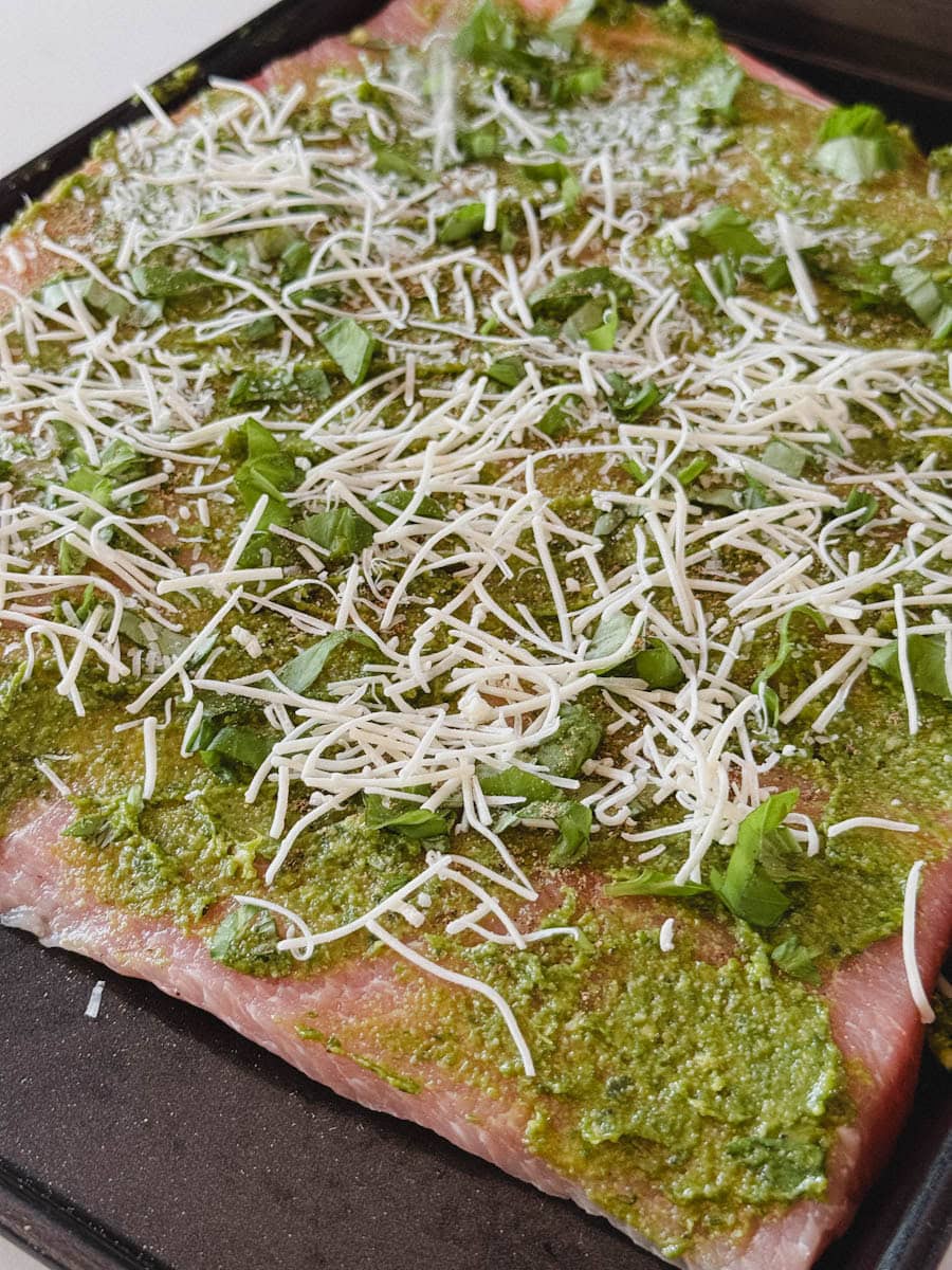 longe de porc garnie de pesto et fromage
