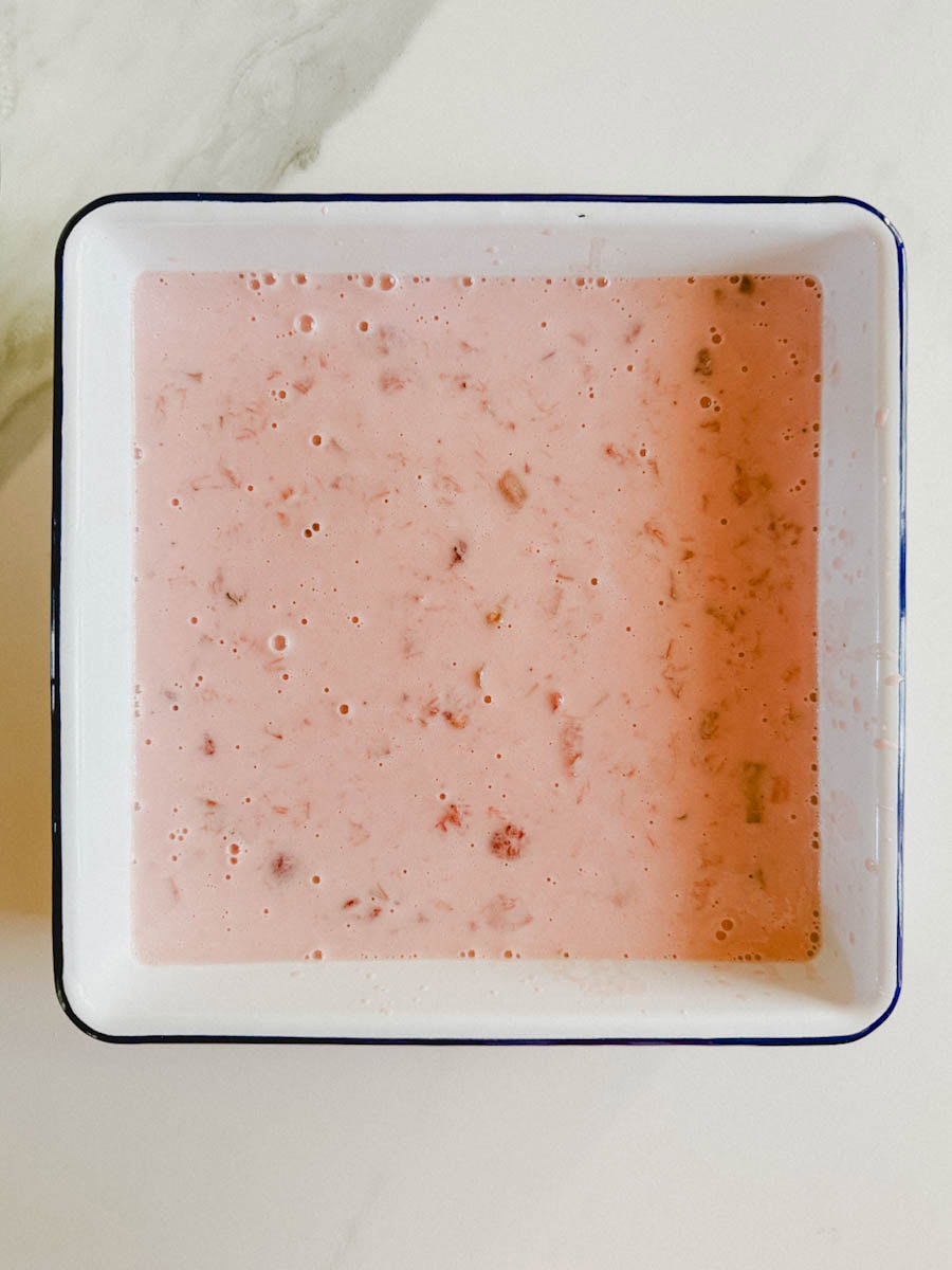 sauce fraise rhubarbe et crème dans un moule à gâteau blanc et bleu