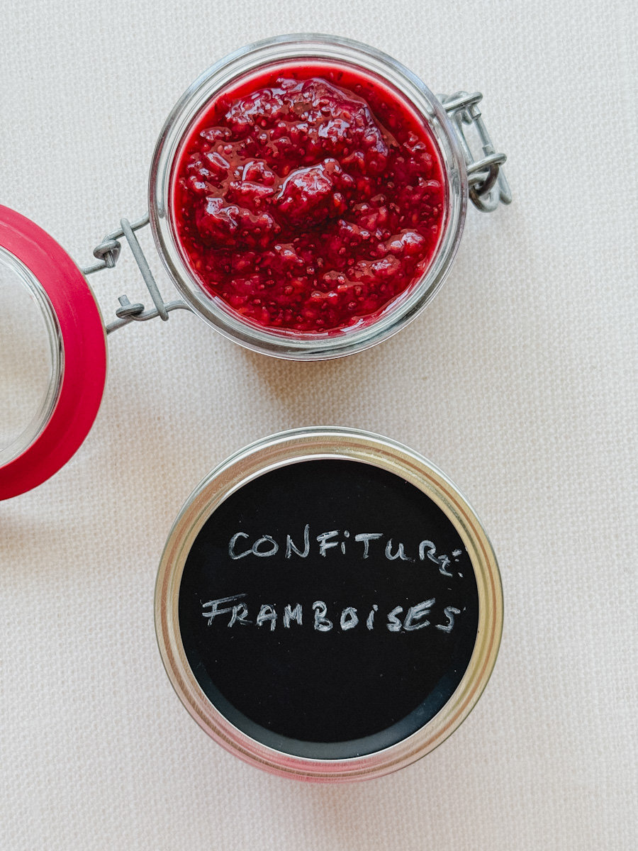 pot de confiture de framboises, couvercle écrit à la craie "confiture framboise"