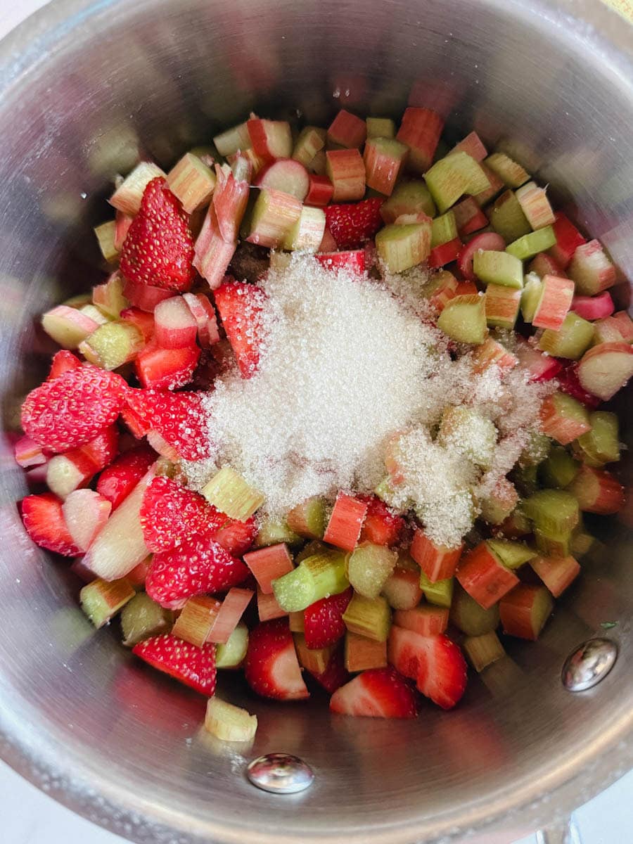fraises rhubarbe en dés avec sucre dans une casserole