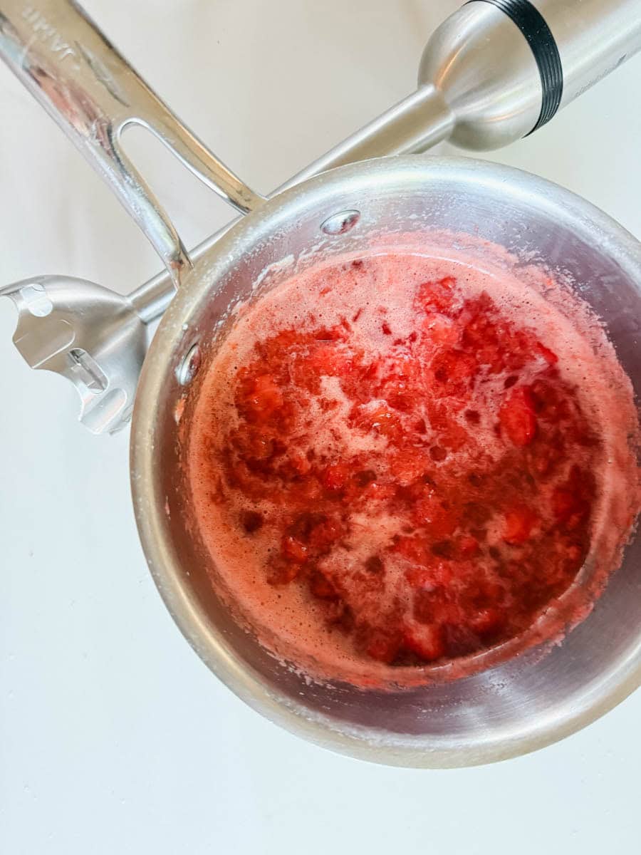 pied melangeur et casserole de confiture fraise rhubarbe
