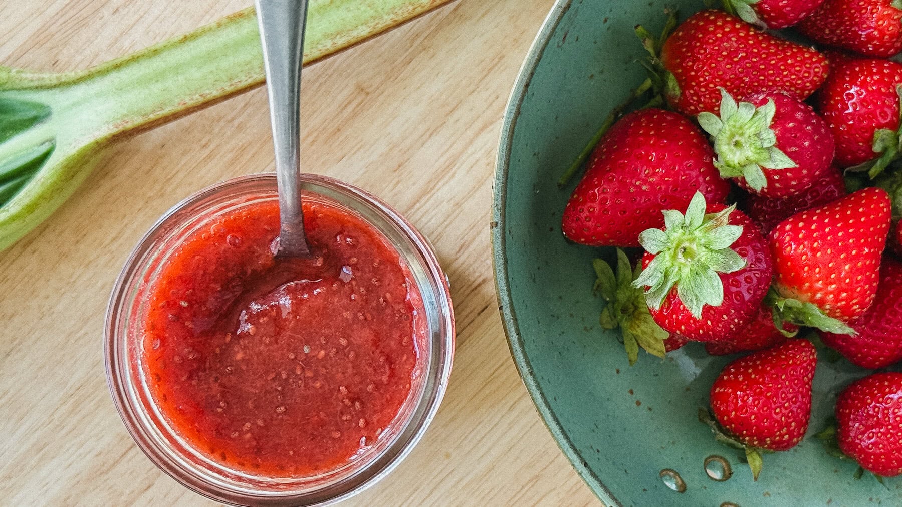 Confiture fraise rhubarbe (rapide et peu sucrée!)