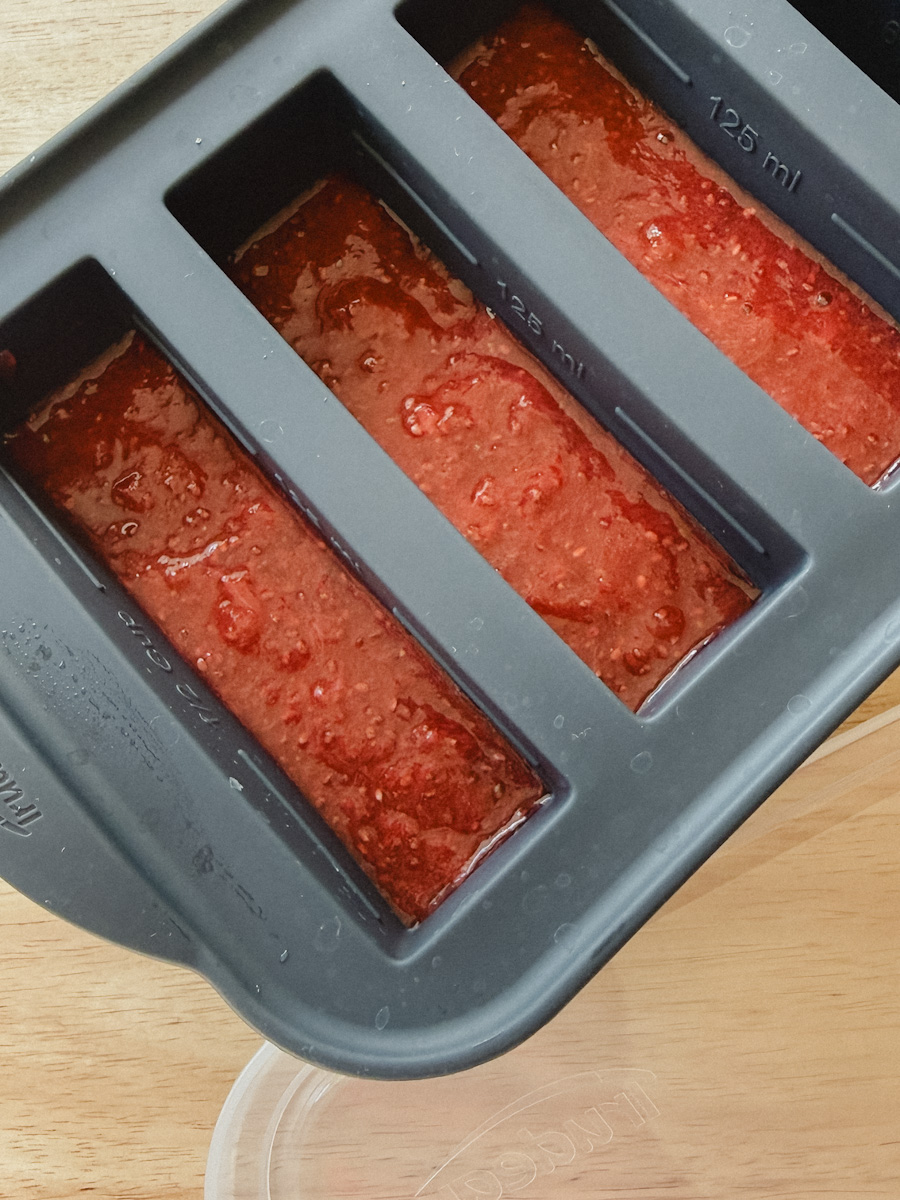 portions de confiture de framboises dans un contenant à congélation