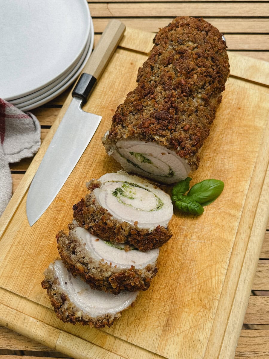 rôti de longe de porc farci au pesto sur planche de bois