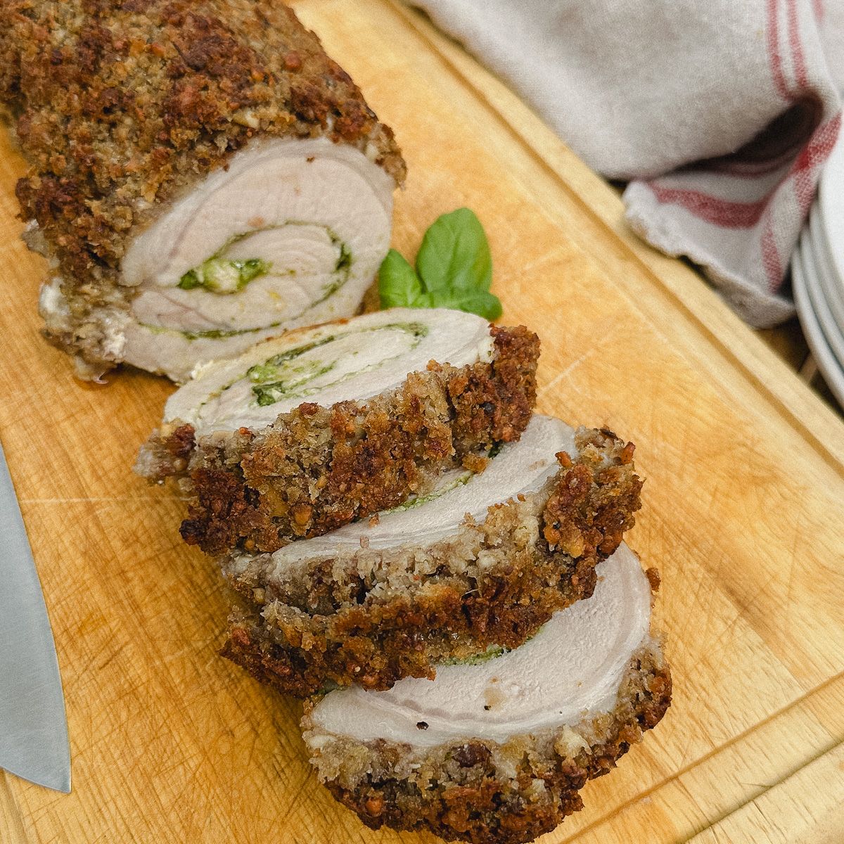 rôti de porc farci au pesto sur une planche de bois